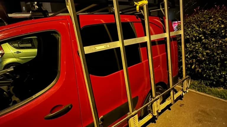 Camionnette d'intervention avec rack à vitres — transport de vitrage, Chris Artisan