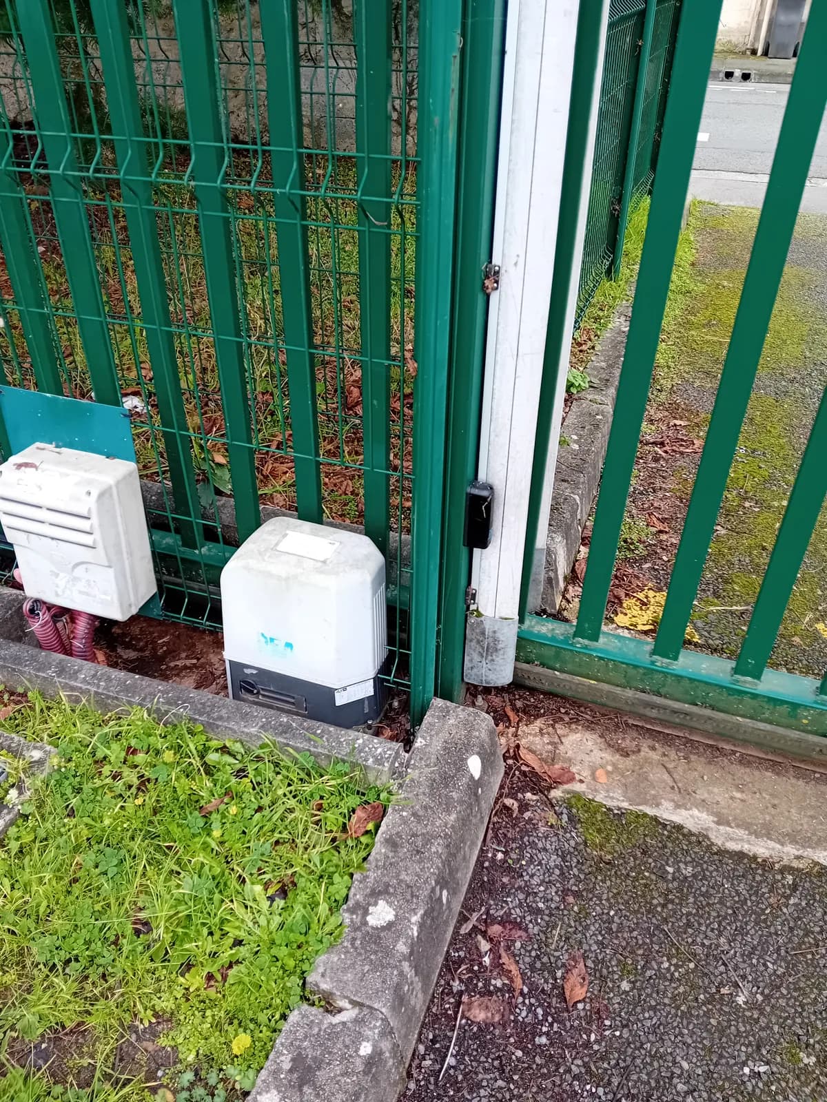 Portail coulissant motorisé avec moteur et contrôle d'accès — Chris Artisan Bordeaux