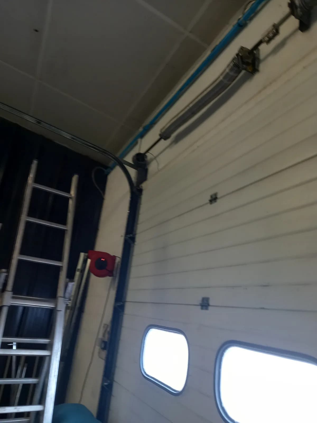 Maintenance intérieure sur porte de garage sectionnelle — diagnostic et réglage à Bordeaux