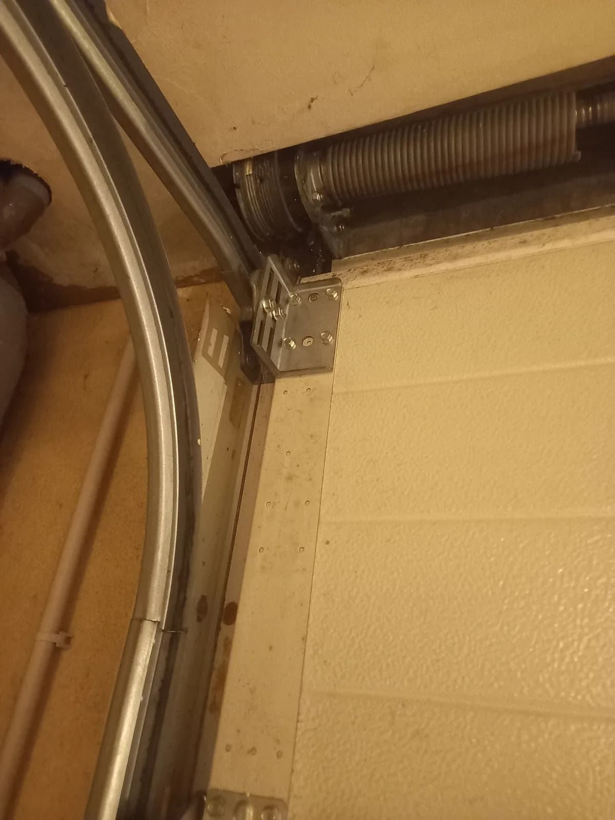 Ressort et rail de porte de garage sectionnelle — maintenance à Bordeaux