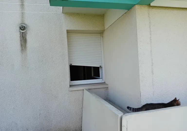 Dépannage de volet roulant sur façade — lame et coulisse, Chris Artisan