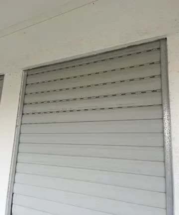 Volet roulant gris sur façade — installation et entretien à Bordeaux