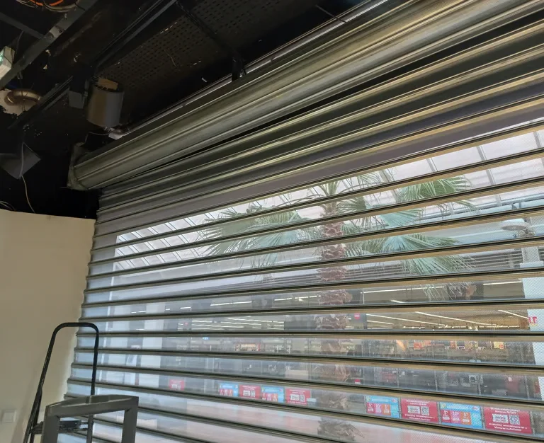 Rideau métallique de commerce bloqué à Bordeaux : déblocage et dépannage