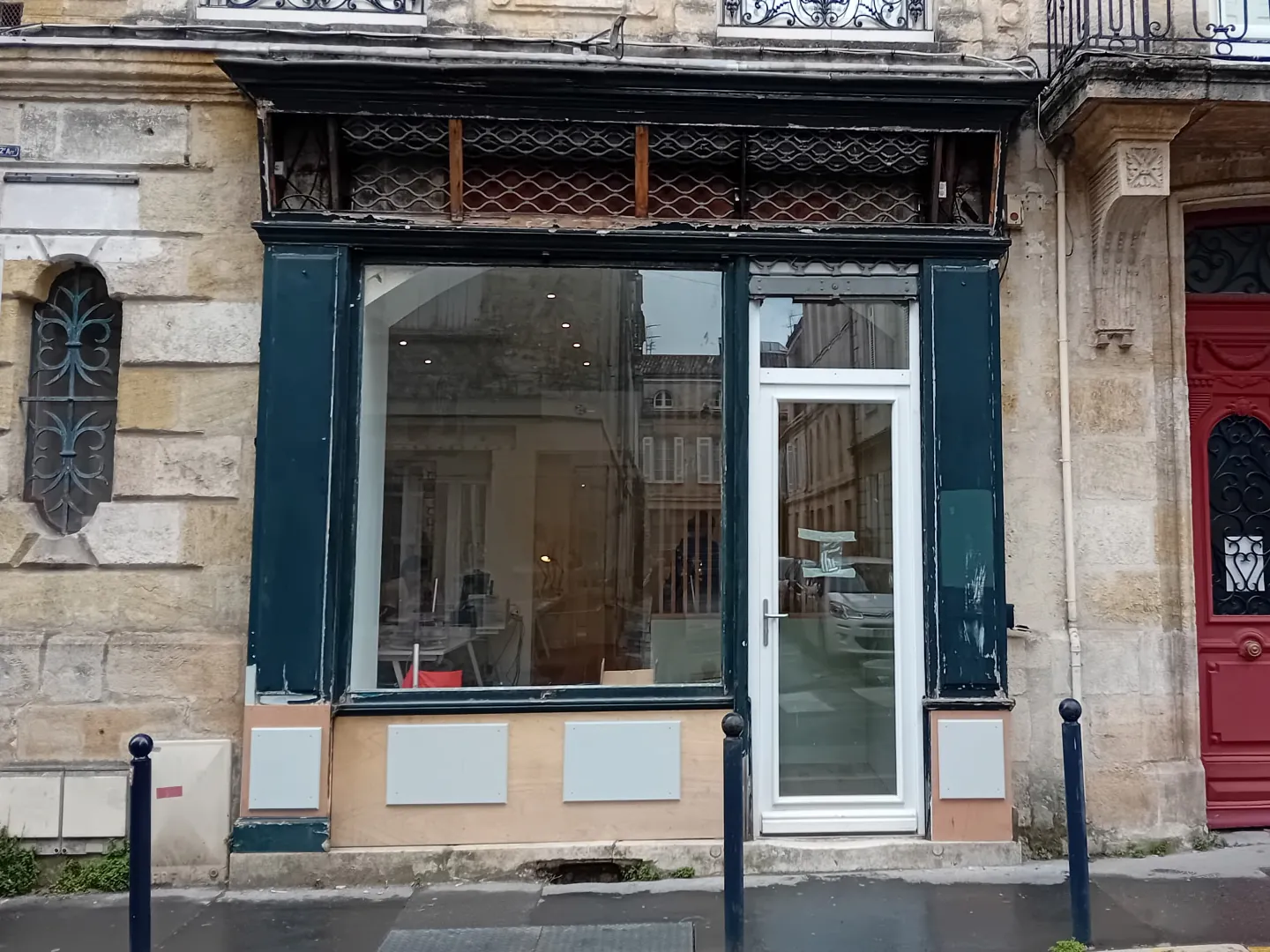 Remplacer la vitrine d'un magasin à Bordeaux : quel verre, quelles étapes, quel prix